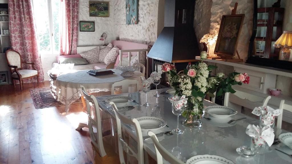 a living room with a glass table and chairs at L'Envolée in Belvianes-et-Cavirac