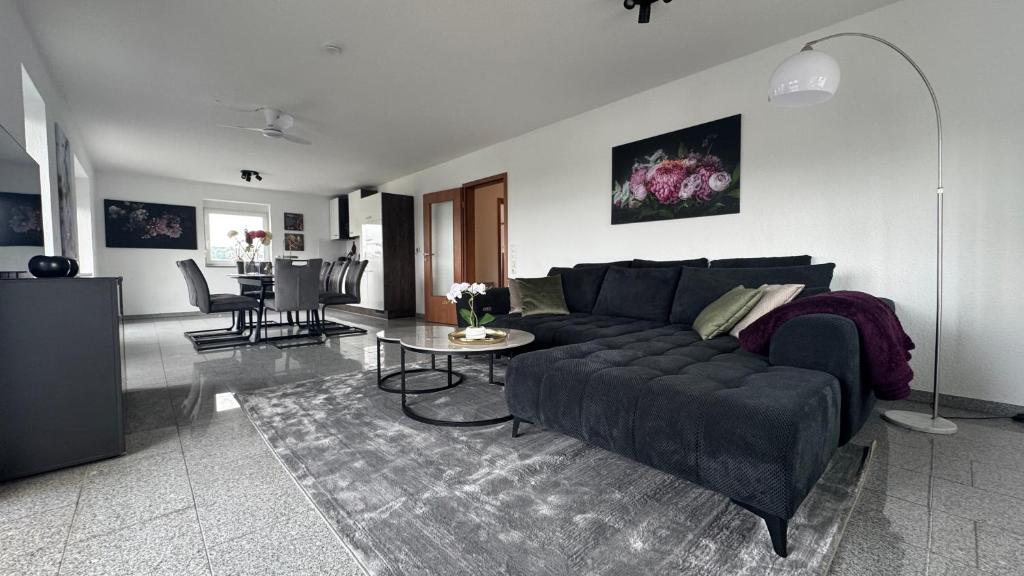 a living room with a couch and a table at Exklusive Wohnung für 8 Personen mit großem Balkon in Niestetal