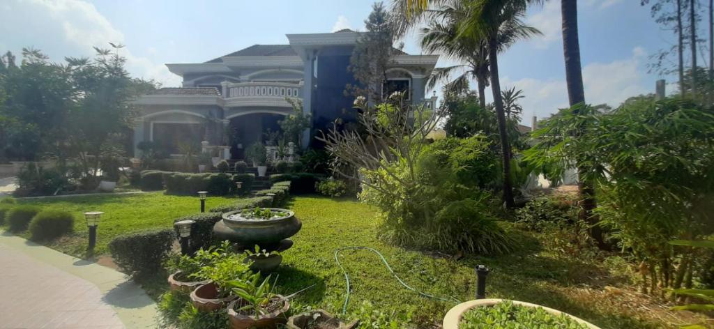 a blue house with a garden in front of it at Villa Solace in Ban Pho Touane