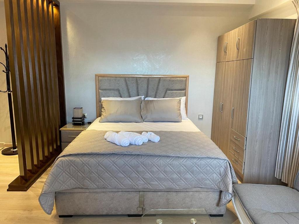 Un dormitorio con una cama con dos toallas encima. en Appartement T4, en Taza