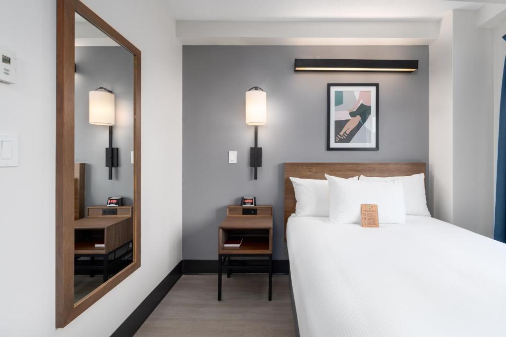 
Double Room with Shared Bathroom
