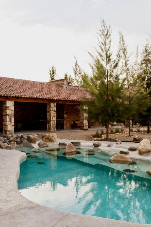 a swimming pool in the middle of a yard at Sierra Urbana Etla in San Agustín Etla