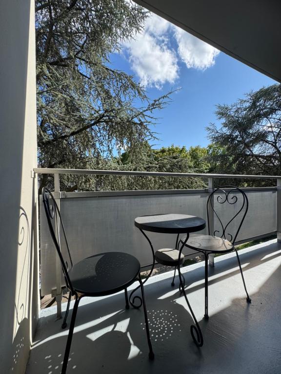 two chairs and a table on a balcony at Le 9 - Basel Airport in Saint-Louis