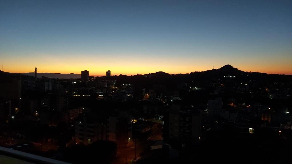 - Vistas al horizonte de la ciudad al atardecer en Refúgio Urbano - central c garagem, en Santa Maria