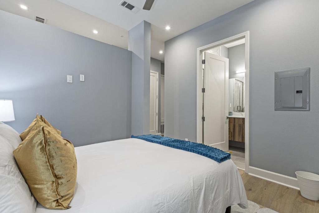 Postel nebo postele na pokoji v ubytování NEW 1BR with Games, Netflix, Pool, Gym and Rooftop