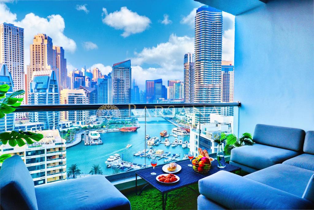 ドバイにあるBarsana - Premier 3Bed Suite - Marina & Sea Viewsの港の景色を望むバルコニー
