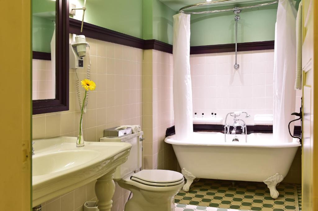 ein Badezimmer mit einer Badewanne, einem WC und einem Waschbecken in der Unterkunft Pousada Convento de Evora in Évora