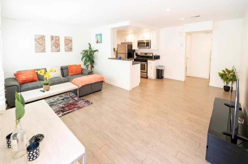 a living room with a couch and a kitchen at Stylish 1BR Apartment in Hollywood with Gated Parking near Downtown LA in Los Angeles