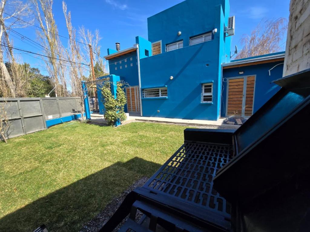 a view of a blue house from the back yard at Casa Azul in Neuquén