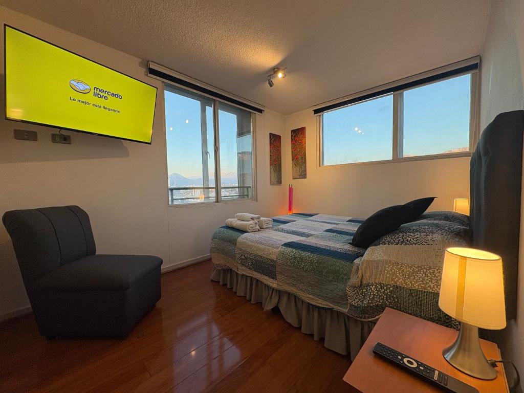 Postel nebo postele na pokoji v ubytování Amazing view of Santiago con Aire acondicionado y parking