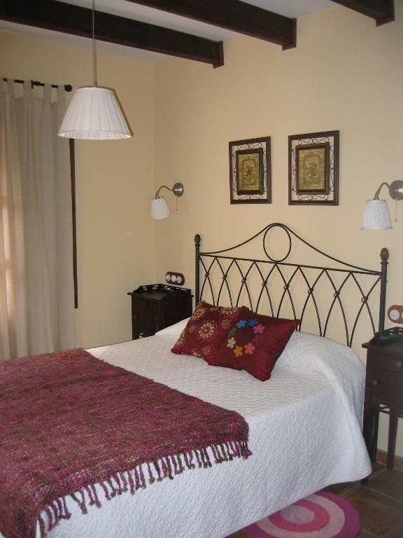 Cama o camas de una habitación en Hotel de Montaña Cueva Ahumada