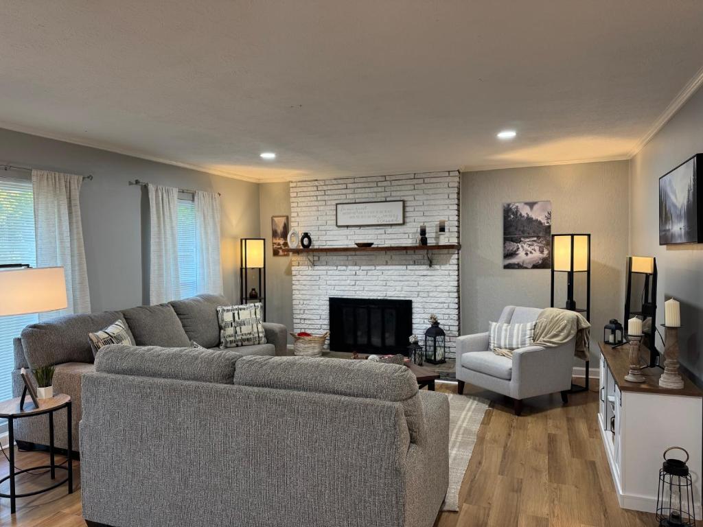 Khu vực ghế ngồi tại Spacious 3BR Knoxville Home - Sleeps 6 -Full Kitchen