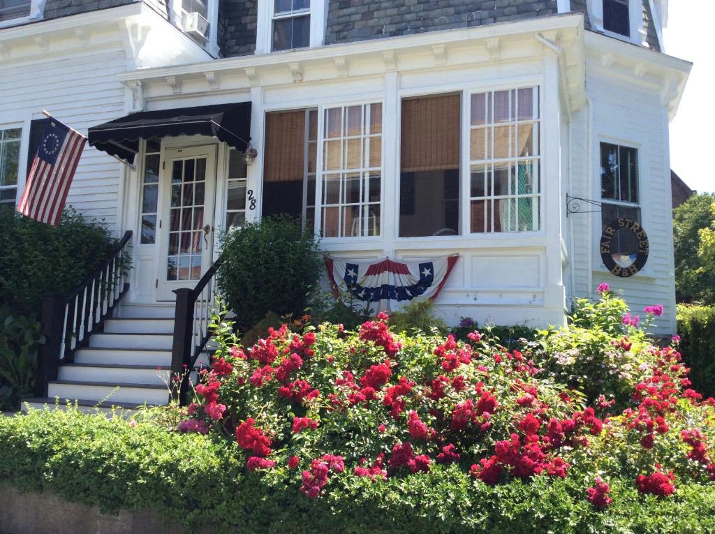 una casa blanca con flores delante en Fair Street Guest House, en Newport