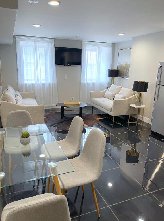 TV a/nebo společenská místnost v ubytování MODERN 1BR Apt with PRIVATE deck