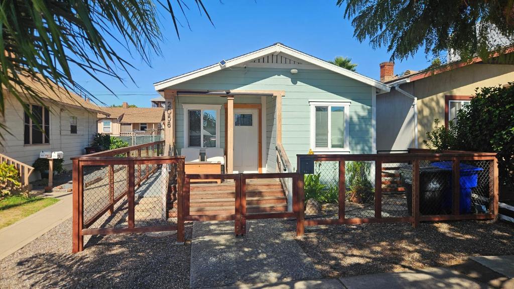 una casa con una terraza de madera frente a ella en Charming Spacious Parking Steps From Downtown Family Friendly Conventions,Petco Park,Rady Shell, Gaslamp, Beaches, Zoo,Balboa Park, en San Diego