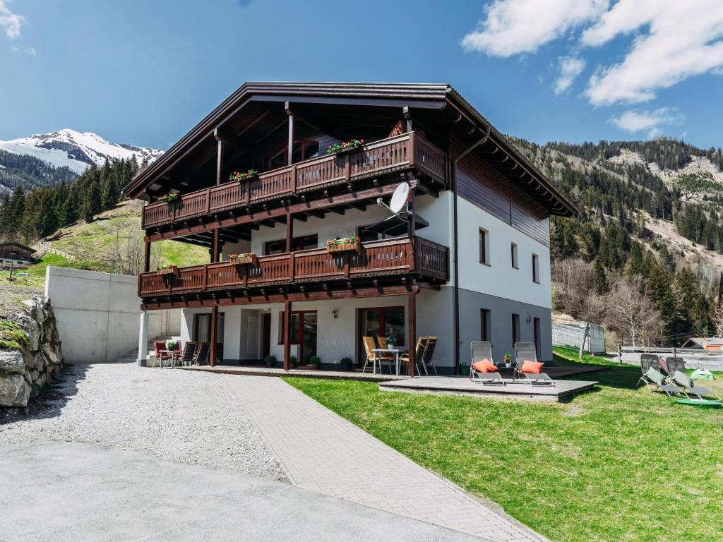 a house with a balcony on the side of it at Bernkogel Penthouse in Rauris