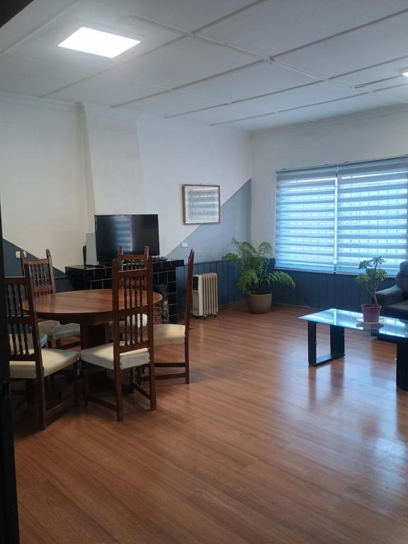 バルパライソにあるHostal Mirador Valparaísoのデスク、テーブル、椅子が備わるオフィス