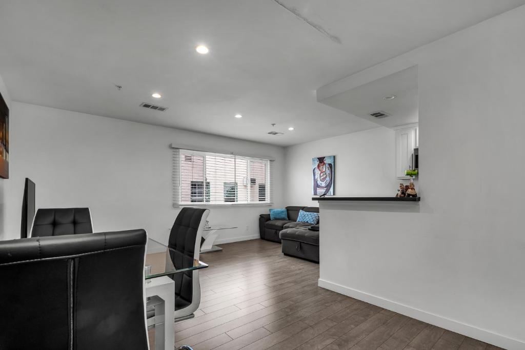 a living room with a couch and a table at Large Modern 1-Bedroom With Dining Area In Central Location Close To Downtown LA in Los Angeles