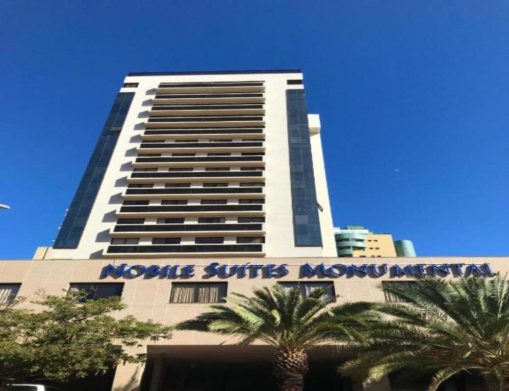 un gran edificio con un cartel en Alugueasy - Nobile Suites Monumental, en Brasilia
