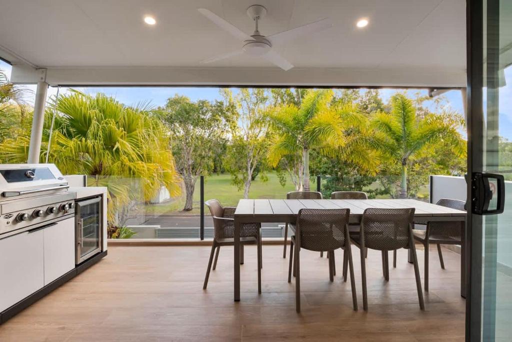 Η κουζίνα ή μικρή κουζίνα στο Deluxe Noosa home w pool walk to River and beach