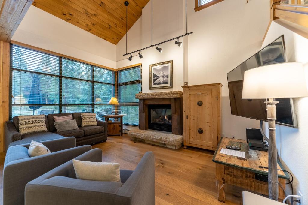 ein Wohnzimmer mit Couch und Kamin in der Unterkunft Ski Tip 8715 by Summit County Mountain Retreats in Snake River Health Services Incorporated Heliport