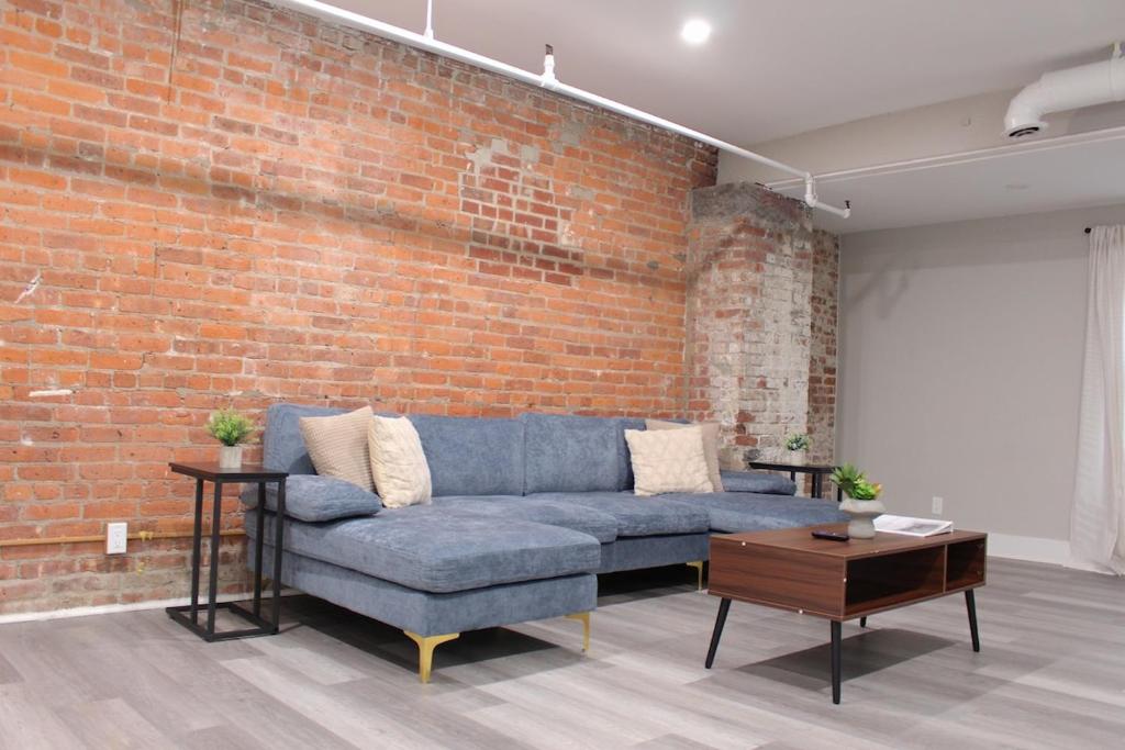 Posezení v ubytování 2 bdrm Modern & Hip Apt with Private Patio