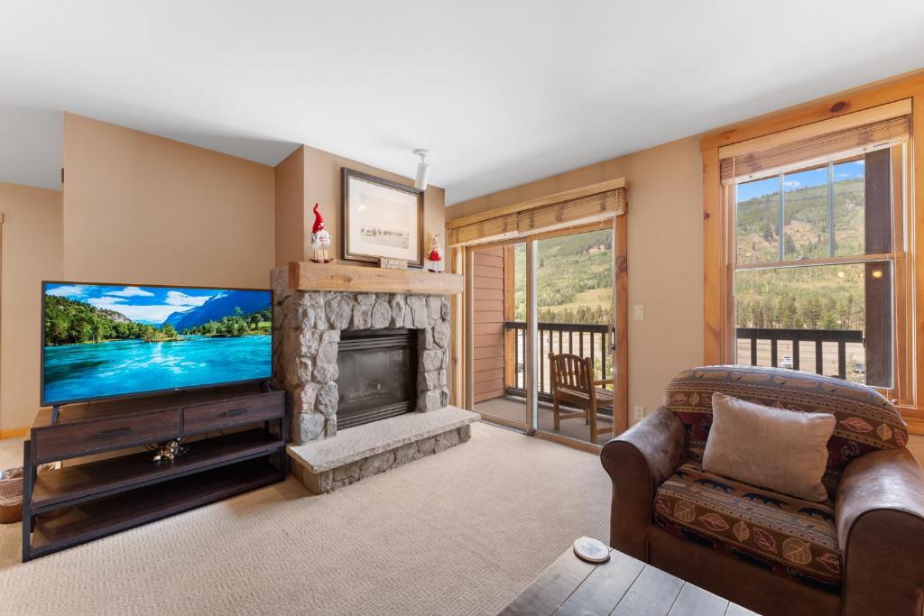 a living room with a television and a fireplace at Buffalo Lodge 8391 by Summit County Mountain Retreats in Snake River Health Services Incorporated Heliport