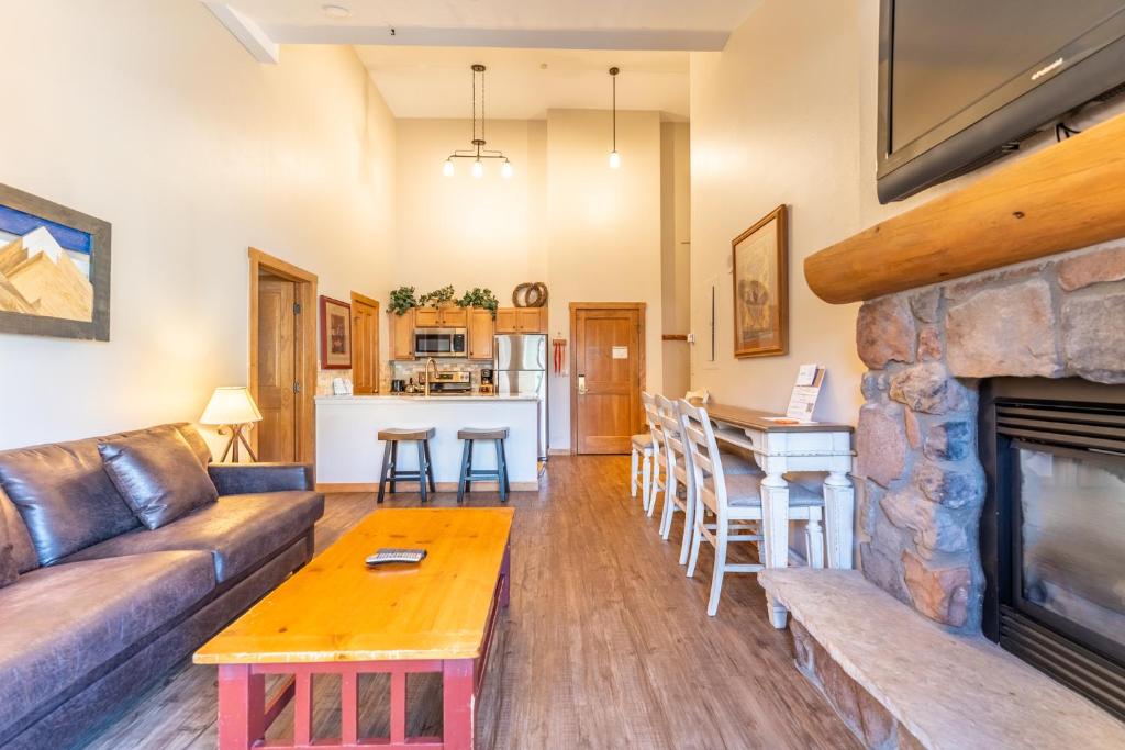 ein Wohnzimmer mit Sofa und Kamin in der Unterkunft Arap Ldg 8134 in Snake River Health Services Incorporated Heliport