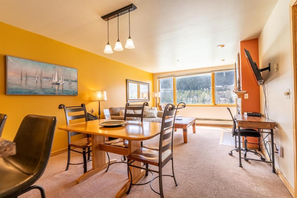 Χώρος καθιστικού στο Lakeshore 1540 by Summit County Mountain Retreats