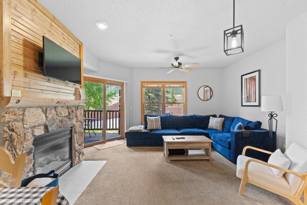 TV a/nebo společenská místnost v ubytování Hidden River Lodge 5942 by Summit County Mountain Retreats