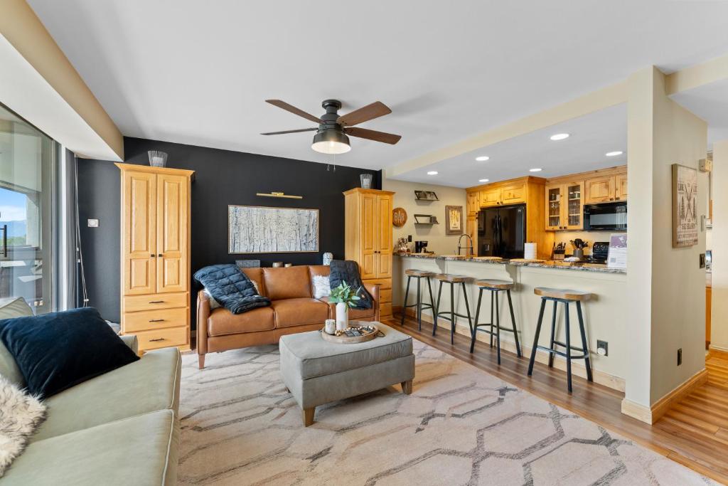 a living room with a couch and a bar at Saints John 2539 by Summit County Mountain Retreats in Snake River Health Services Incorporated Heliport