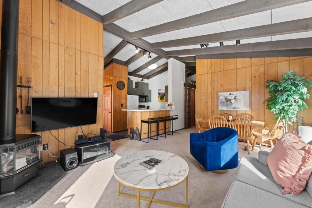 TV a/nebo společenská místnost v ubytování Key Condo 2975 by Summit County Mountain Retreats