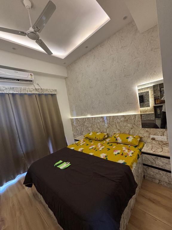 ein Schlafzimmer mit einem Bett mit gelben Laken und gelben Kissen in der Unterkunft Kanha stay in Greater Noida