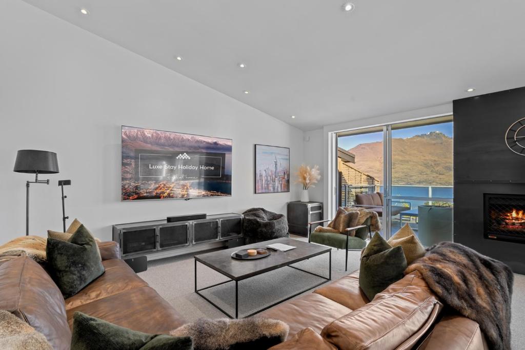 Χώρος καθιστικού στο Luxury Villa with Panoramic Lake & Mountain Views