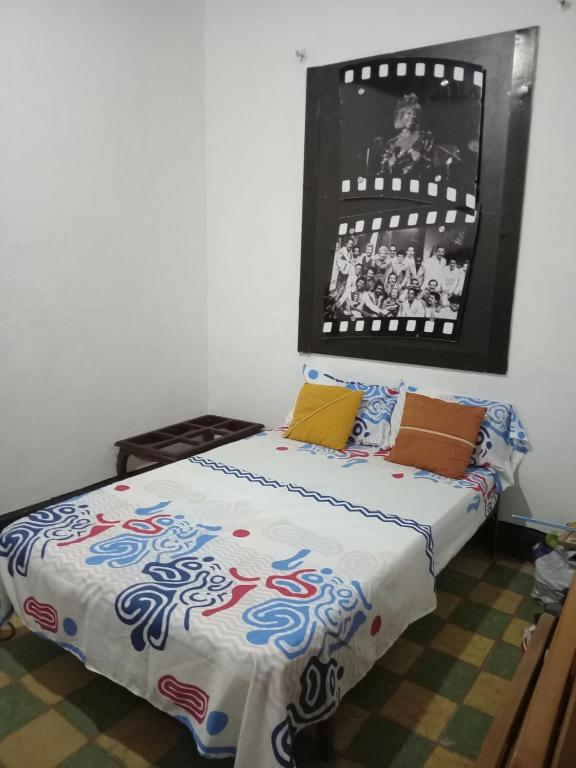 Ένα ή περισσότερα κρεβάτια σε δωμάτιο στο Hostal de la Salsa