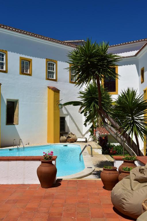 A piscina localizada em Pousada Convento de Evora ou nos arredores
