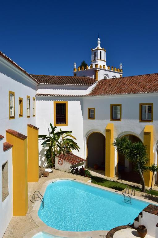 A piscina localizada em Pousada Convento de Evora ou nos arredores