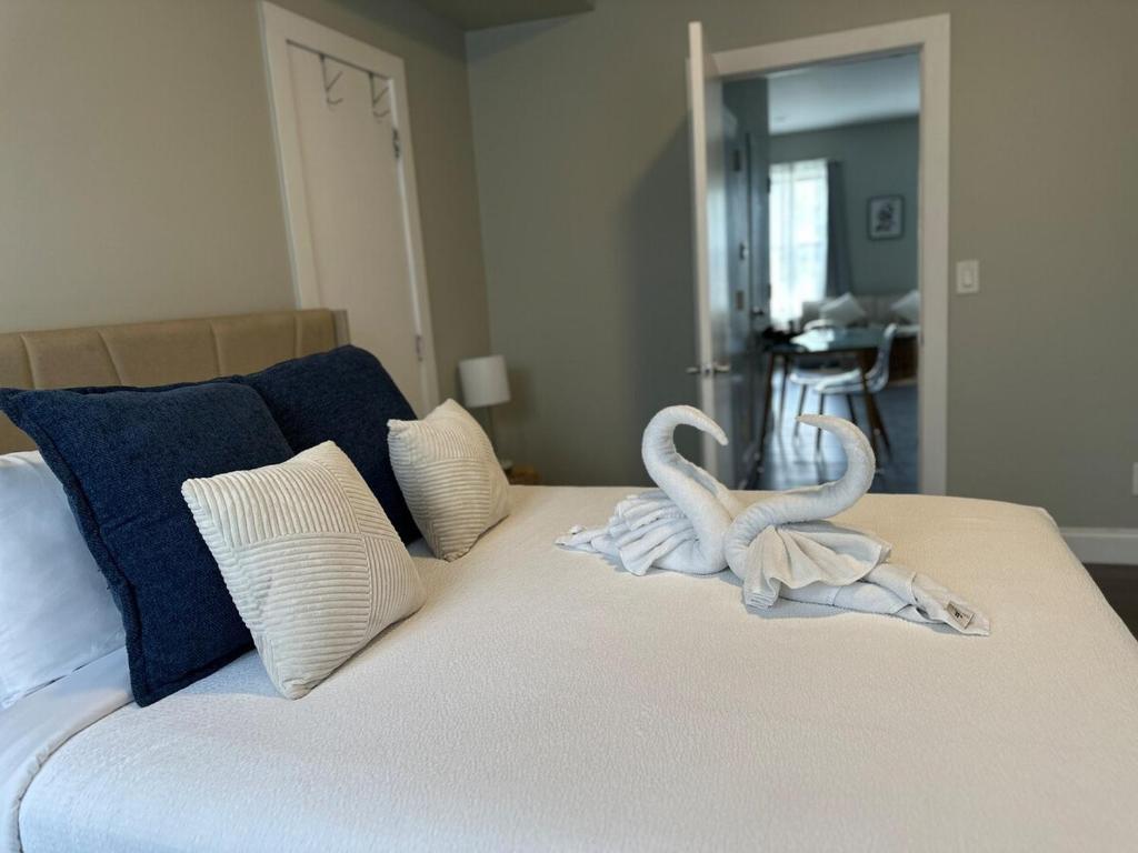 two towel swans sitting on top of a bed at Bright & Airy 1 BDRM Private Apt in Albany