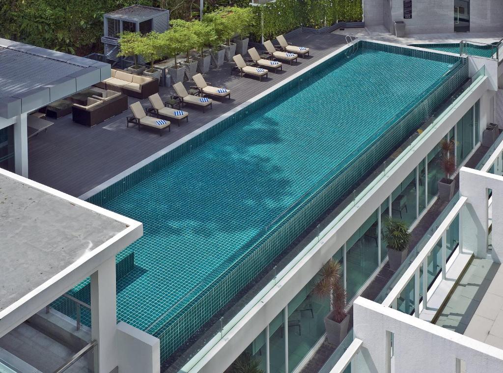 einen Blick über den Pool auf einem Gebäude in der Unterkunft Damas Suites & Residences Kuala Lumpur in Kuala Lumpur