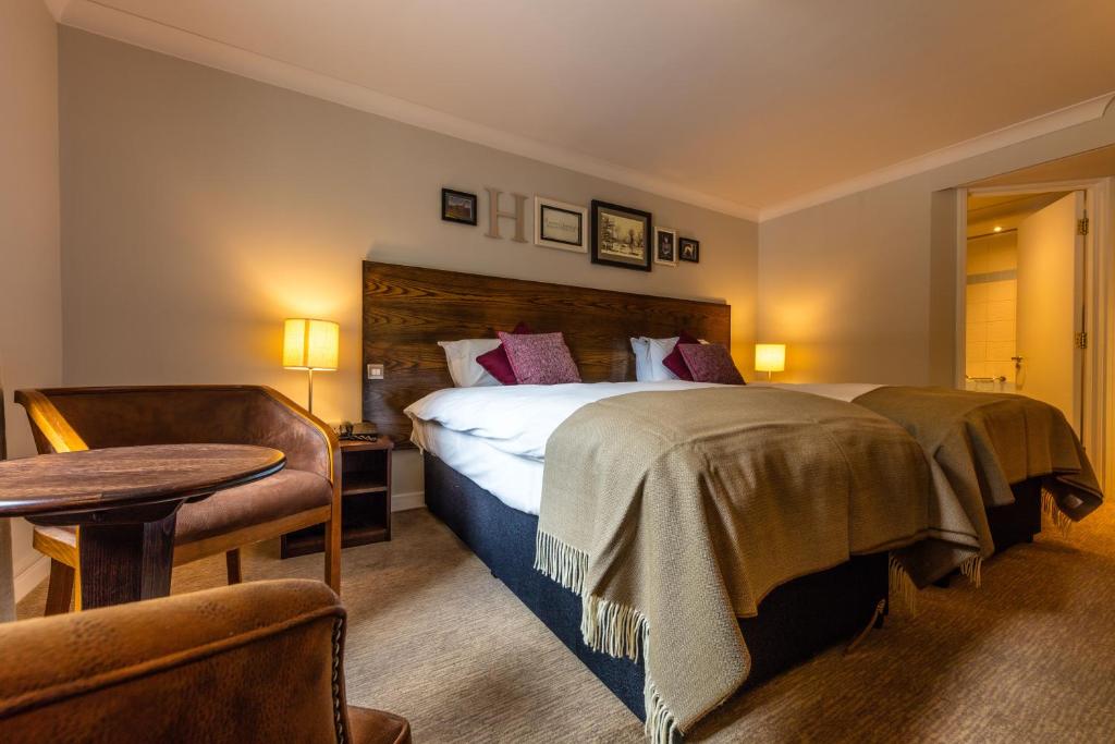 Greyhound Hotel - 