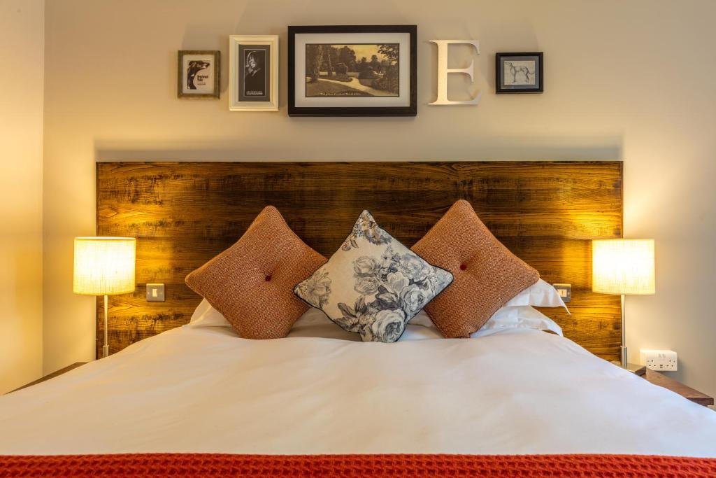 Greyhound Hotel - Classic Double Room