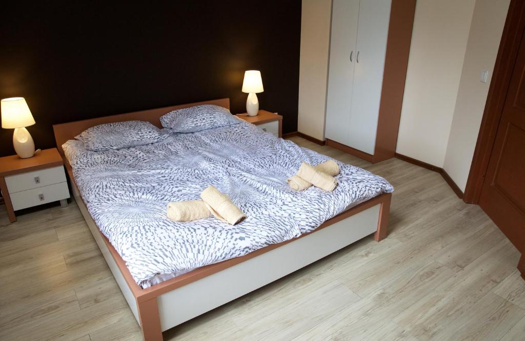 1 dormitorio con 1 cama con 2 almohadas en Marbella en Ventspils