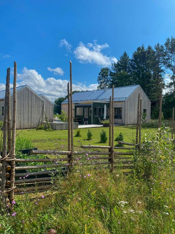 Κήπος έξω από το Architect-Designed House Near Orbaden Beach