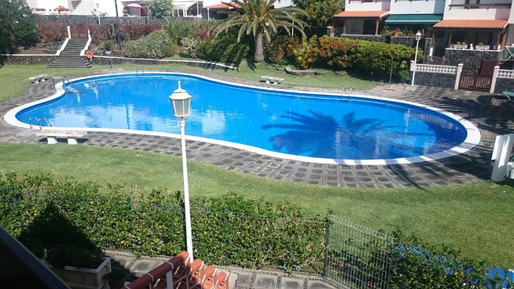 a swimming pool in the middle of a yard at VV Duplex Isla Bonita "by henrypole home" in Los Cancajos