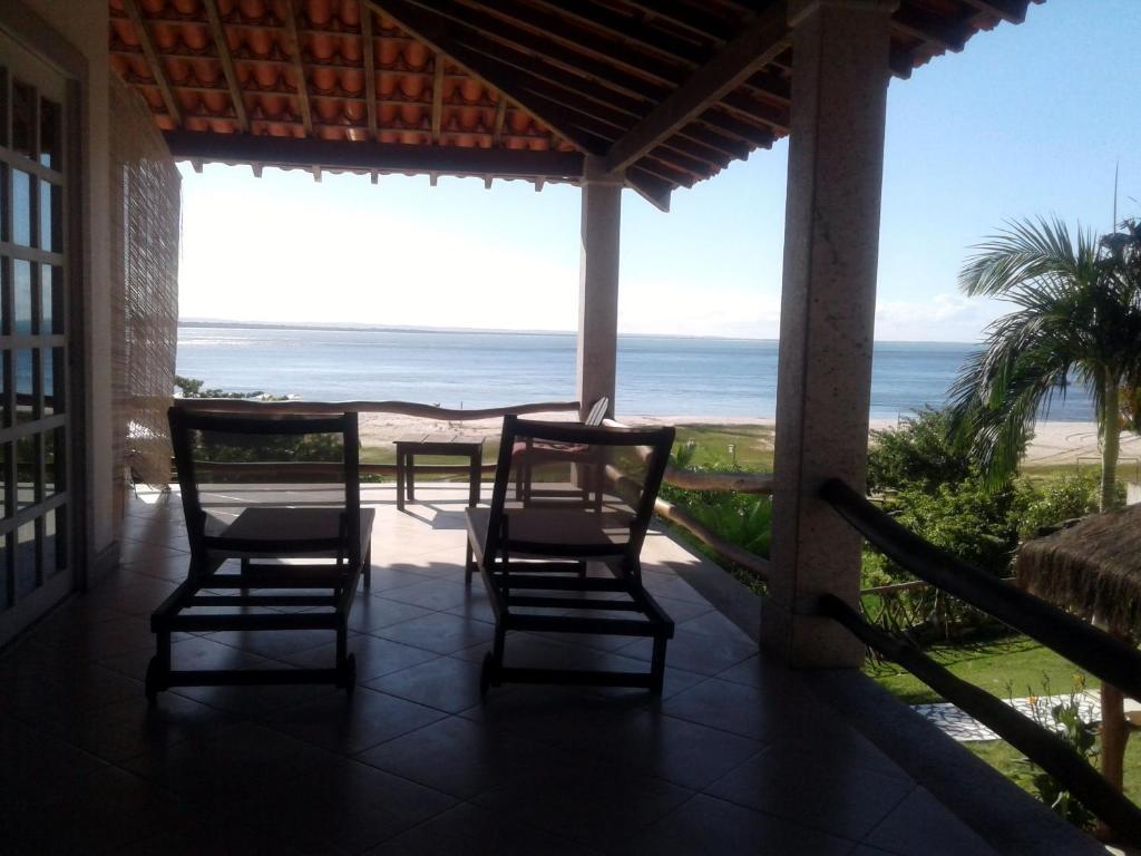 - une terrasse couverte avec des chaises et une vue sur l'océan dans l'établissement Pousada Chic N Choc, à Morro de São Paulo
