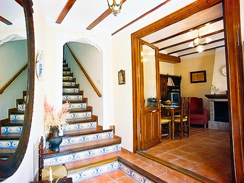 pasillo con escalera y habitación con espejo en Casa Rural Sant Antoni, en Biar