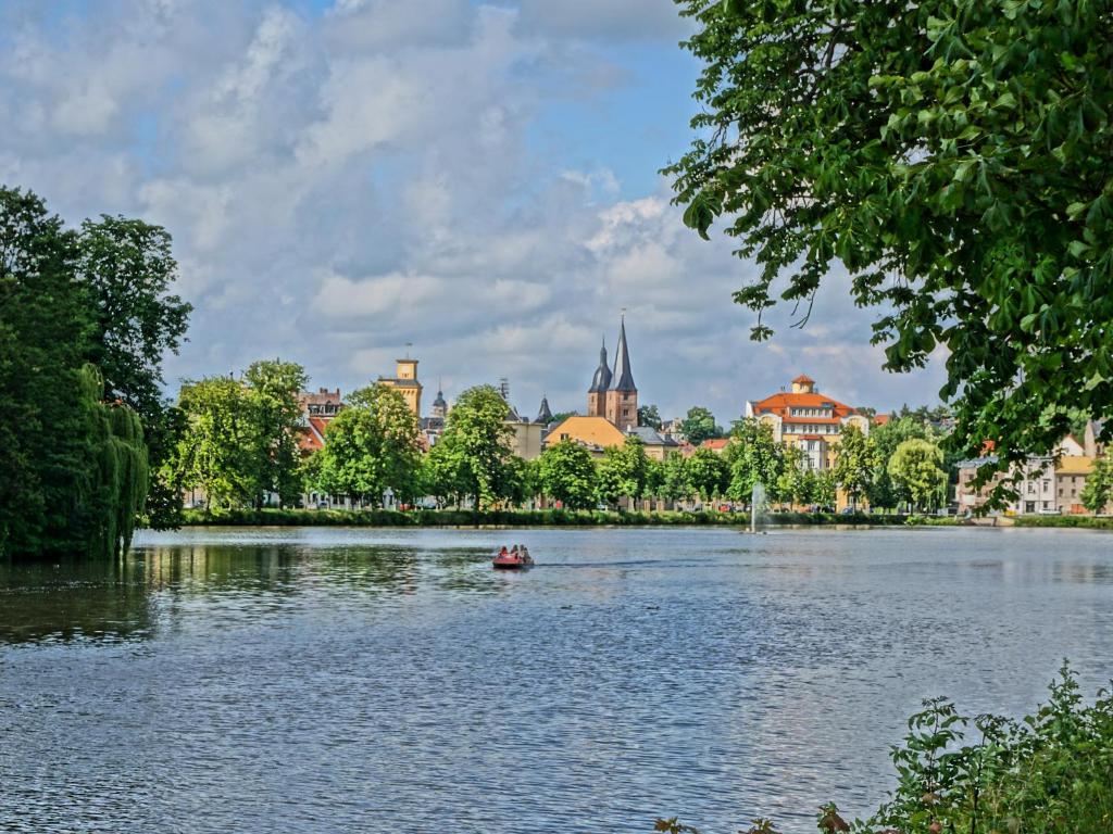 Výhled na řeku, která protéká v blízkosti hotelu