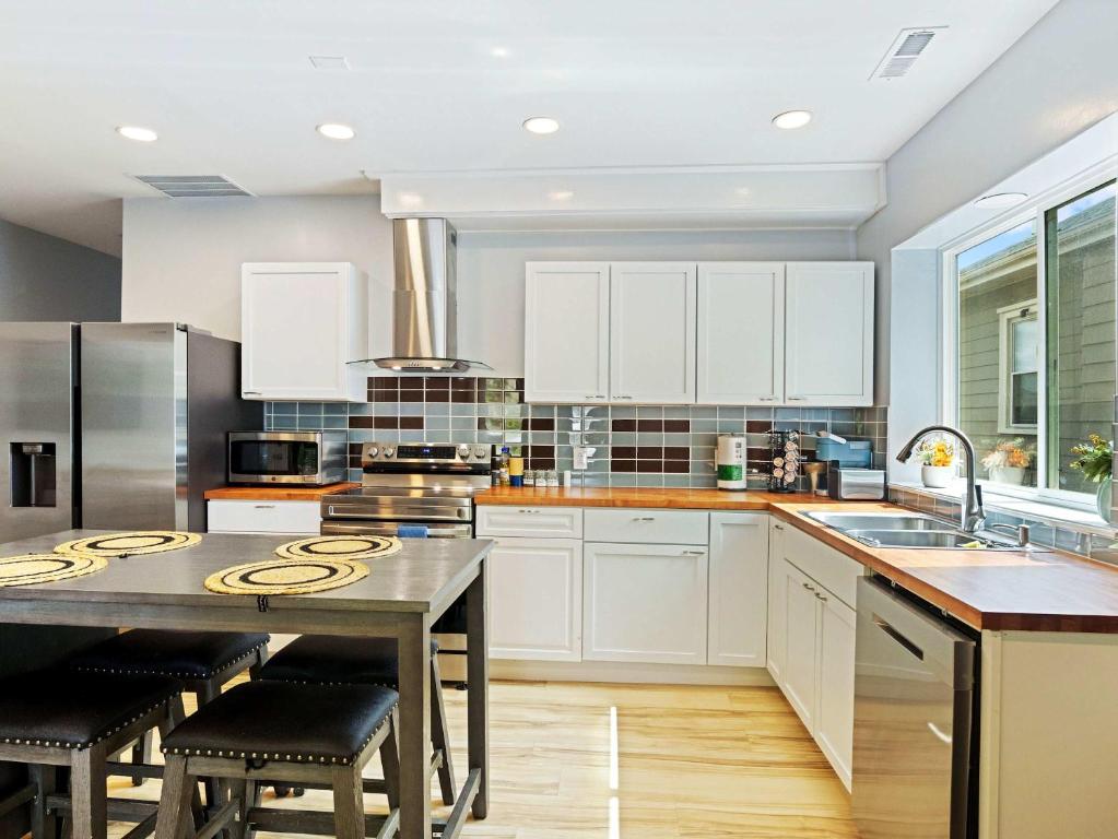 Η κουζίνα ή μικρή κουζίνα στο 7Mi Louisville Pet-Friendly Home