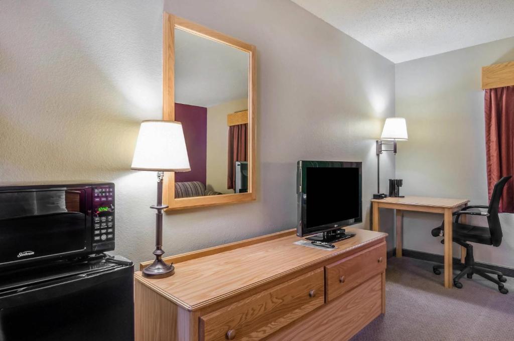 Rodeway Inn Hesston - Standard Queen Room With Sofa Bed