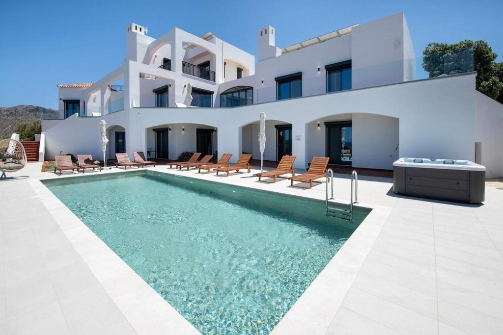 Bazén v ubytování Seafront Villa w Heated Pool-Jacuzzi-Gym-Spa-Games nebo v jeho okolí